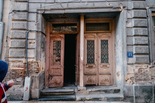 Courtyards and Entrance Halls of Sololaki